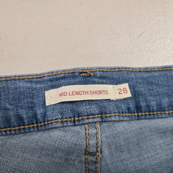 Levi's Jean Shorts Women's 28 Blue Medium Wash Mid Length Cuffed - Picture 3 of 12